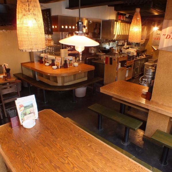 明るく開放的な店内◎ワイワイにぎやかなお店です!コンパや少人数の宴会もOK♪貸切は50名様まで対応可能です!ご予約はお早めに!