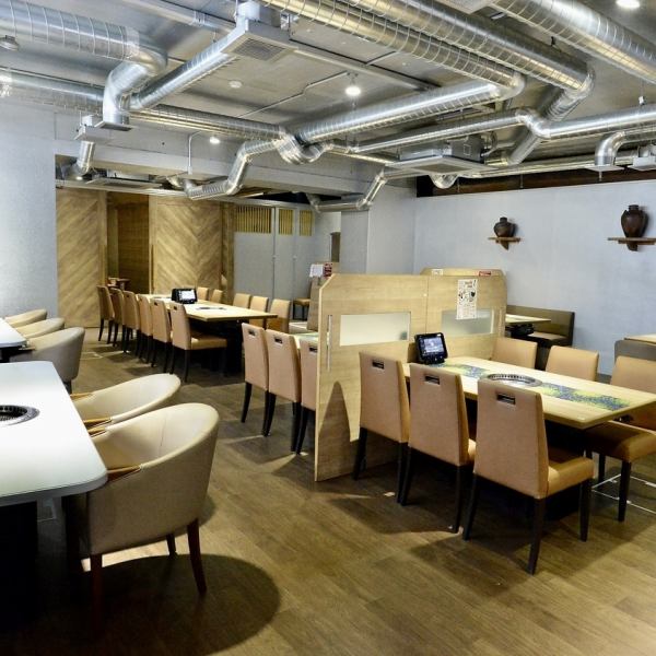 [A calm and warm atmosphere◎] The spacious interior where you can feel the warmth of wood offers counter seats, table seats, and private rooms! Can be used for dates, anniversaries, company banquets, family gatherings, etc. Masu★