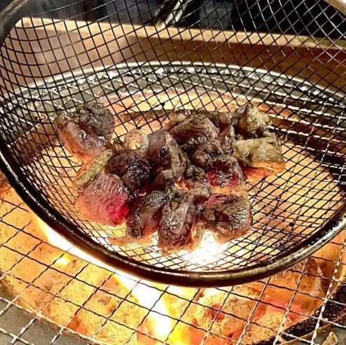 もも炭焼きは香ばしさと肉の旨味をギュッと閉じ込めた絶品料理！