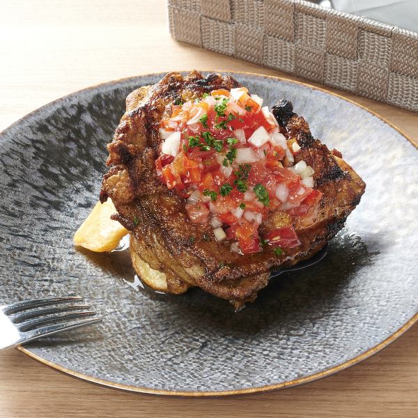 【こだわり肉料理】パリッと焼き上げた皮目がアクセント◆グリルドチキンシャワルマ　1600円(税込)