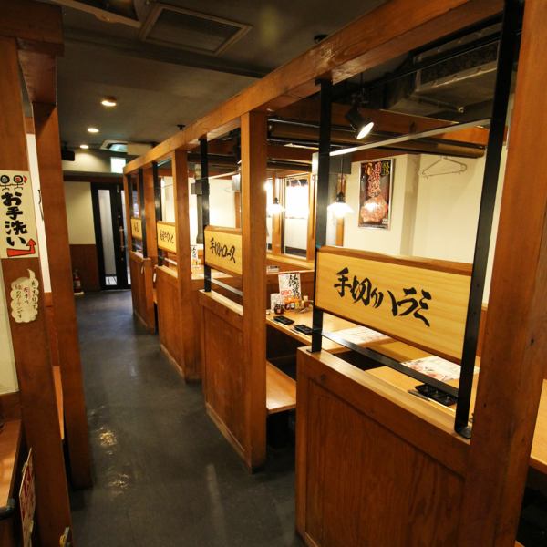 【デートや女子会に☆】余裕をもたせた席配置なので隣を気にせず、ゆっくりを食事をお楽しみ頂けます♪ロースターで煙対策もバッチリ!!みんなで炭火を囲んで盛り上がろう♪♪いろいろ選べて注文楽々の食べ飲み放題もアリ★※写真は系列店のものになります