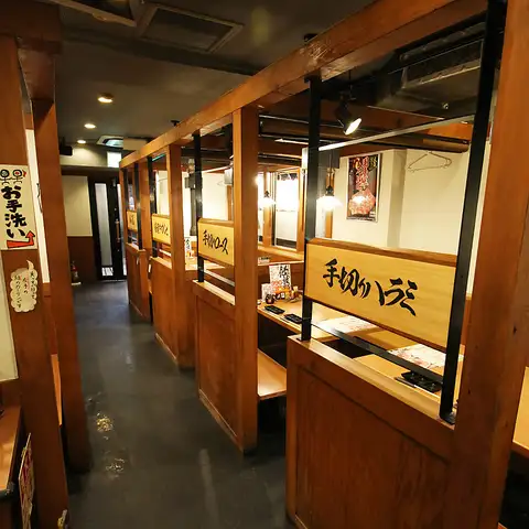 【デートや女子会に☆】余裕をもたせた席配置なので隣を気にせず、ゆっくりを食事をお楽しみ頂けます♪吸煙パイプで煙対策もバッチリ!!みんなで七輪を囲んで盛り上がろう♪♪いろいろ選べて注文楽々の食べ飲み放題もアリ★(写真系列店)