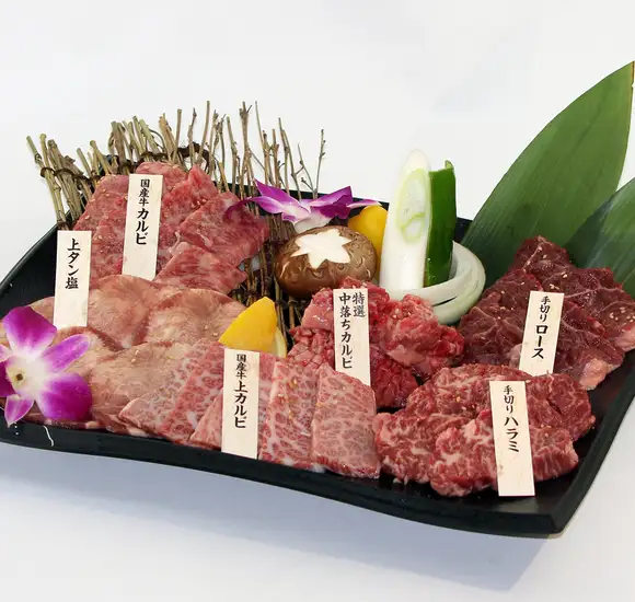 品尝各种能充分展现肉类真正风味的菜肴，搭配我们特制的酱汁！
