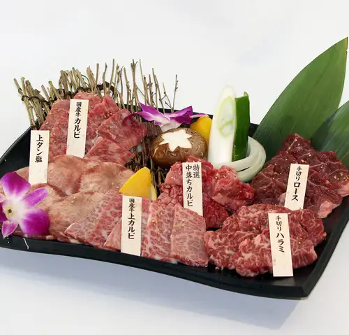 ★First, a large platter of assorted dishes