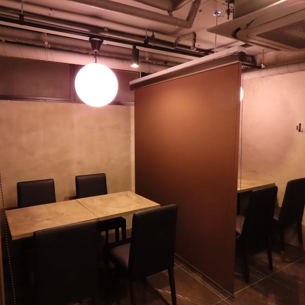 【テーブル◆】仕切りがあり、半個室のような空間の4名様掛けテーブルを3席,6名様掛けテーブルを１席ご用意。周りのお客様の目を気にせずにごゆっくりおくつろぎいただけるお席となっております！また、テーブルをつなげることも可能ですので、少人数のお客様はもちろん、大人数でのご利用も可能です◎