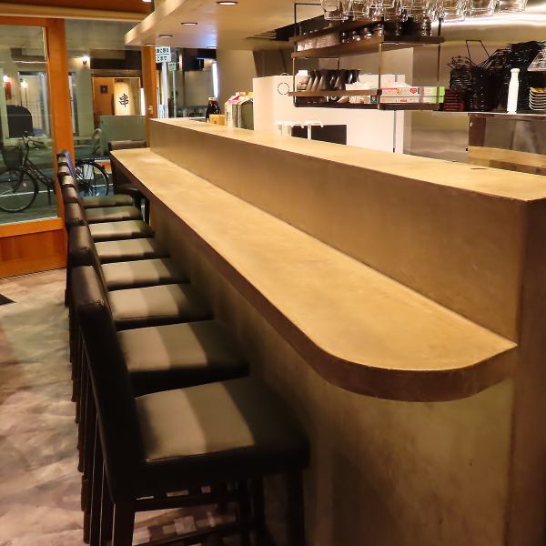 【カウンター◆】暖かい照明の中落ち着きある雰囲気が漂う空間の店内では、ご宴会はもちろんデートにも最適です。間隔を広めに取ったカウンター席を14席ご用意しております。デートにもピッタリのお席で、ごゆっくり当店こだわりのお料理の数々をご賞味ください♪