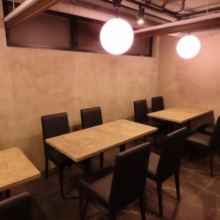 テーブルをつなげることで12名様までご利用可能です。