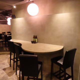 雰囲気のあるカウンター席。デートにおすすめの人気席です。