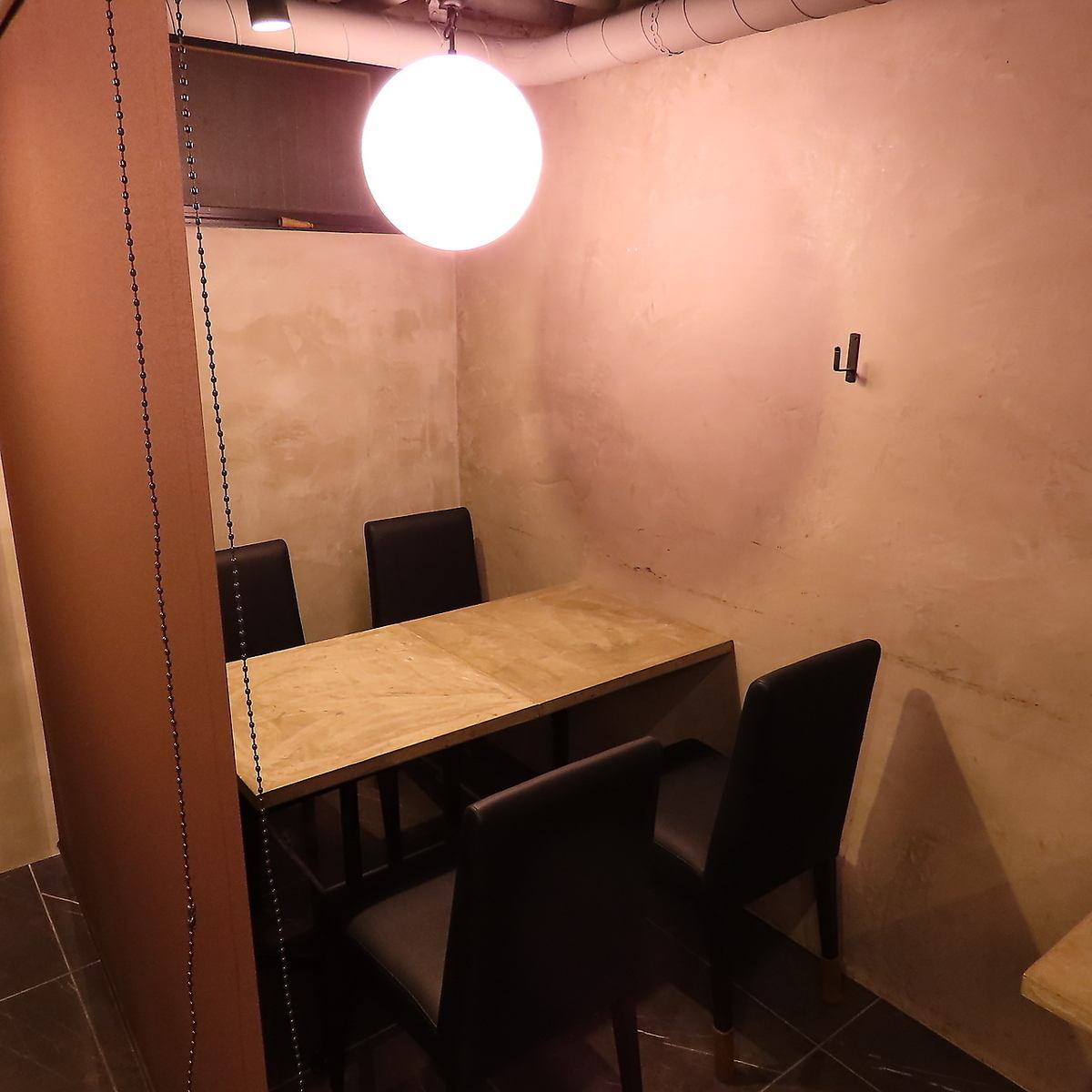 当店はコンクリート調の落ち着いた雰囲気で接待に最適です☆