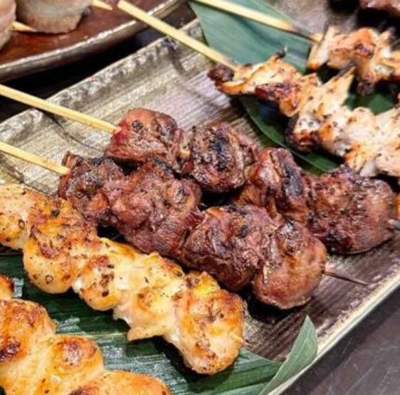 香ばしく焼き上げた串焼きや、博多の野菜巻き串を堪能ください