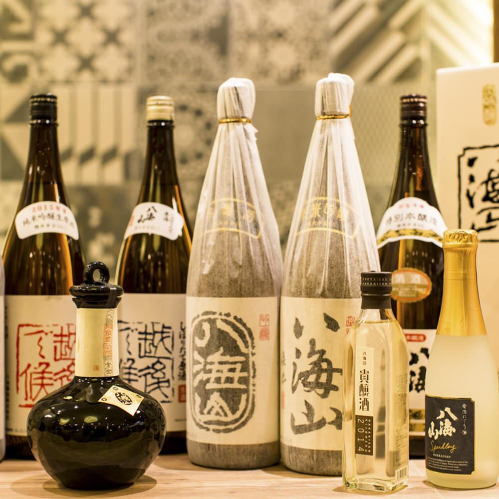 We have all the sake "Hachikaiyama"! Please enjoy the Japanese bar.