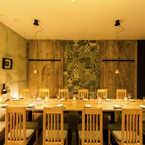 The table seats for 6 to 8 people are perfect for banquets and drinking parties, and we are particular about the interior so that you can relax.Please enjoy seasonal Japanese cuisine in a spacious space.*There are no private rooms, all seats are open.