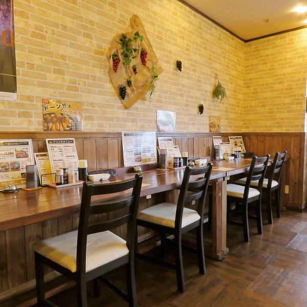 [Welcome to one person] We have counter seats that are perfect for a quick meal by yourself.It faces the wall so that you can enjoy your meal in peace.Please spend a relaxing time.