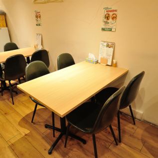 明るくアットホームな雰囲気の店内は、4名様用テーブルで大切な方との会話が自然と弾む空間です。旬の生野菜をふんだんに使った彩り豊かなスープカレーを囲みながら、味の感想を語り合ったり、お好みのトッピングをシェアしたりして、心温まるひとときをお過ごしいただけます。