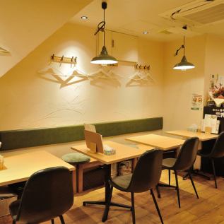 当店は地元のご友人との集まりにご利用いただけます。厳選したおつまみ盛合わせとソーダ割りに合うウイスキーを片手に、近況報告や思い出話に花を咲かせる、気楽で居心地の良い地元ならではの憩いの場としてお使いください。