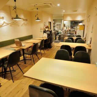 最大20名様までの団体様にも対応可能です。グループ全員でバラエティ豊かなスープカレーのメイン具材（チキンレッグやとろとろそーき、カリカリポークなど）を注文し、賑やかに食卓を囲むことができます。清潔感のある店内で、大人数でもゆったりとお食事をお楽しみいただけます。