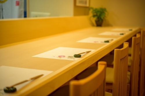 店主の匠の技と話に酔いしれるダイナミックなカウンター