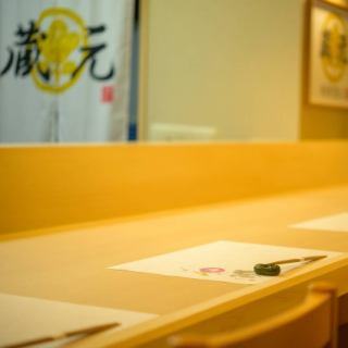 【店主の匠の技と話に酔いしれる特等席。檜の幅900の最高級プライベートカウンター席】最大5名までご利用いただけるカウンター席。店主の技に魅せられるのも良し、酒について深く語らうも良し。当店を一番愉しんでいただける席かも知れません