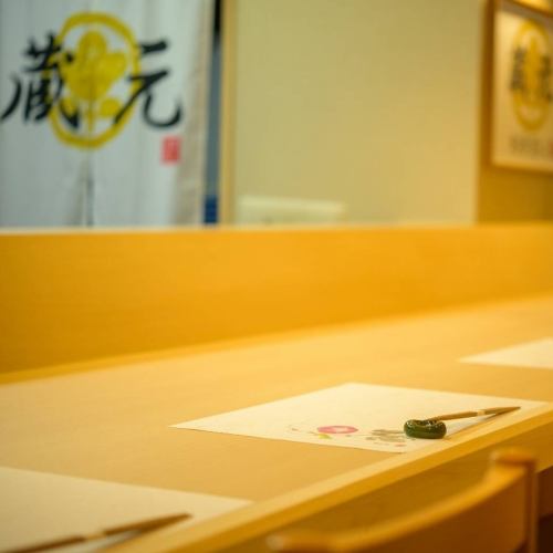 【店主の匠の技と話に酔いしれる特等席。檜の幅900の最高級プライベートカウンター席】最大5名までご利用いただけるカウンター席。店主の技に魅せられるのも良し、酒について深く語らうも良し。当店を一番愉しんでいただける席かも知れません