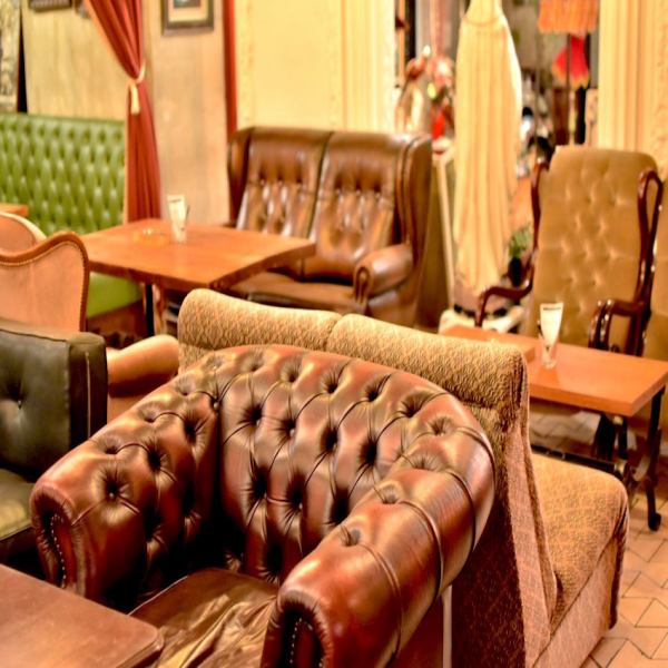 Enjoy a romantic moment in this elegant space with heavy antiques.I also drink alcohol in a fashionable atmosphere!