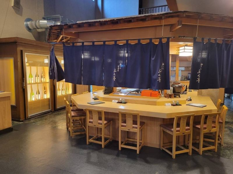 【デートやお仕事終わりの1杯に。】キッチン向かいのカウンター席は和食ダイニングならではの特等席。※NET予約ではカウンター席は開放しておりませんので、お電話にてご予約状況などお気軽にお問い合わせくださいませ。