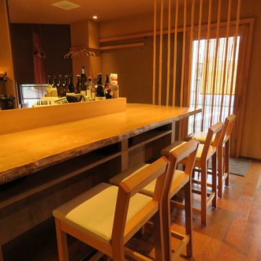 餐厅拥有轻松而平静的氛围，并具有日本风味，是您无需担负肩膀即可享用美食的空间。有宽敞的柜台座位，适合宴会的桌椅以及带私人座位的半私人房间，因此您可以在各种场合使用◎
