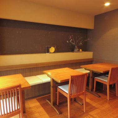 There are 6 seats at the counter, 2 tables for 2 people, 2 tables for 4 people, and 1 semi-private room for 4 people.In addition, we also accept charter use for up to 20 people (※ We will correspond on regular holidays for charter).At first please feel free to contact shop ♪