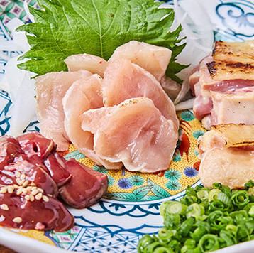 【刺身三種盛合せ】鮮度抜群の土佐の地鶏を贅沢に味わえる、見た目にも美しい盛り合わせです◆1078円(税込)