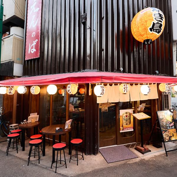 【十三駅チカ！気軽に入れる焼鳥店】十三駅から徒歩3分とアクセス抜群◎香ばしい炭の香りと地鶏の旨みが口いっぱいに広がる絶品料理や飲み放題付きのコースをご提供！各種ご宴会にぴったりの温かい雰囲気で、幅広い世代のお客様にご好評をいただいております♪