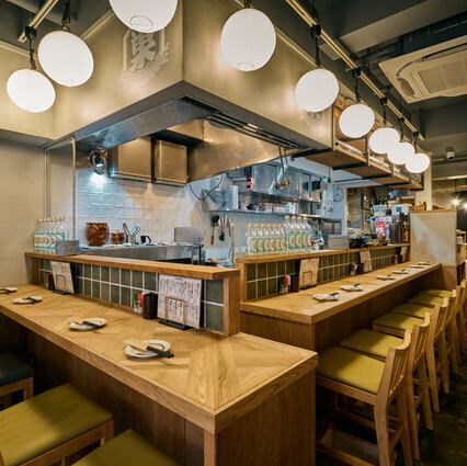 【カウンター席完備♪】店内入口付近のL字カウンターは、職人の技を間近に見ながら食事を楽しめる特等席です。奥にはゆったりとしたテーブル席をご用意しており、最大29名様(着席時)までの貸切にも対応。少人数でのサシ飲みや、ご家族でのお食事、会社の仲間との宴会まで、お客様のニーズに合わせたお席をご提供いたします