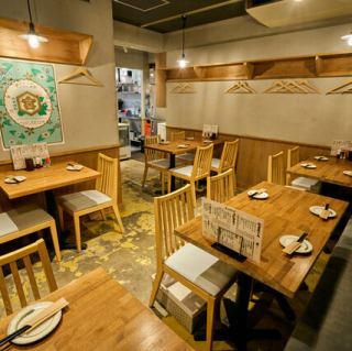 It is only a 3-minute walk from Kanda Station, making it extremely convenient for gatherings.The interior has a cozy atmosphere where you can feel the warmth of wood. We also accept enquiries for private reservations!
