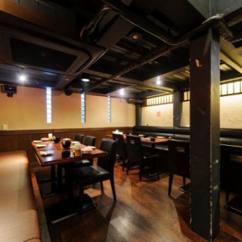 一番奥に入った一角にある掘り炬燵半個室は最大6名様までご利用頂けます。角部屋になっているので、周りから見えません。そのため、周囲を気にしなくても大丈夫！同僚と熱く語る飲み会、友人との食事会、お子様連れのママ会などに人気のお部屋です。様々なシーンでお使いいただけるお席です。是非ご利用下さい！
