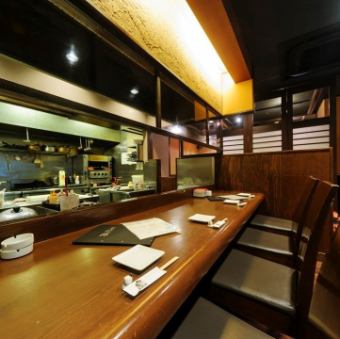 目の前で鉄板料理の調理風景が楽しめる隠れ人気のお席です。カップルやご夫婦、お一人様でもお気軽にお使いいただけるお席です。見た目もインパクト大のお料理が目の前で調理されるのはテンション上がること間違いなしです！鉄板料理ならではの楽しみを是非お席でご堪能下さい！記念日など大切な日にもオススメです。
