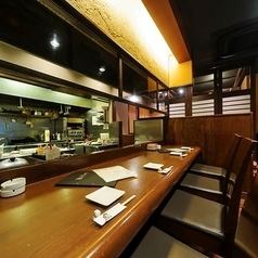カウンター席もご用意♪今宵は「餃子」や自慢の「もつ鍋」を楽しみながらワイワイお食事などいかがでしょうか☆