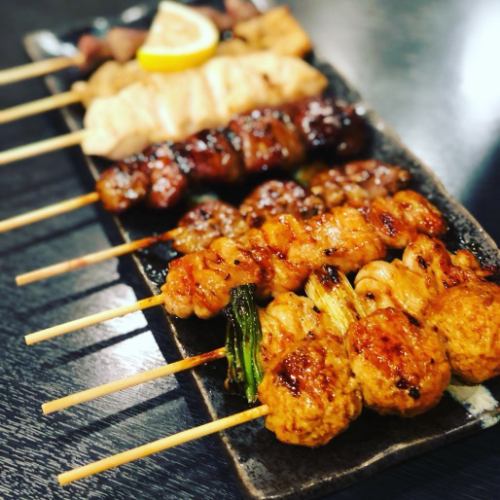 《看板メニュー！》国産若鶏を使用！焼き鳥盛り合わせ♪790円(税抜)◆
