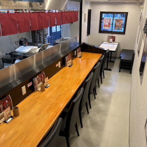 《アットホームな雰囲気♪》皆様でワイワイ楽しめる店内空間！最大11名様での貸切のご宴会も可能です！お席はお一人様から気軽に使えるカウンター席を始はじめ、店内奥には4名様用のテーブル席をご用意しております◎