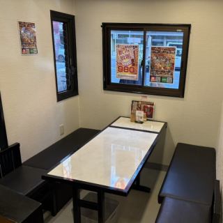 最大6名様まで着席可能なテーブル席は、ご友人同士や会社帰りの飲み会にピッタリなお席です！広々とした設計で、ゆったりと会話やお食事を楽しんでいただけます。親しい仲間との賑やかな宴会ご利用ください。