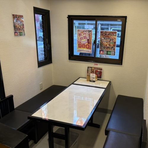 最大6名様まで着席可能なテーブル席は、ご友人同士や会社帰りの飲み会にピッタリなお席です！広々とした設計で、ゆったりと会話やお食事を楽しんでいただけます。親しい仲間との賑やかな宴会ご利用ください。