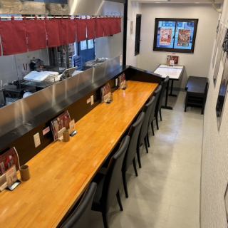 目の前で調理の様子を眺めることができるカウンター席は、お一人様やデートでのご利用に最適です。気軽に立ち寄れる雰囲気が魅力で、ちょい飲みやサク飲みにもぴったり♪