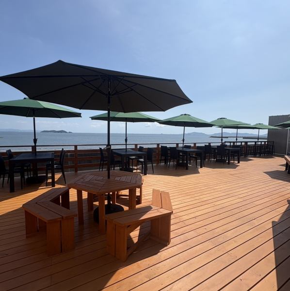 【開放感あるテラス席♪】テラス席は全面ウッドデッキとなっており落ち着いた空間で自然の風を感じながらお食事を楽しめます◎大人数での宴会やご家族でのご利用にピッタリです！形原海岸の風を感じにぜひお越しください◎