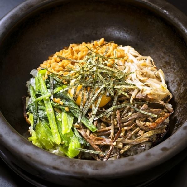 【店長イチオシメニュー◎】具材たっぷりでピリッと辛旨！熱々の「石焼きビビンバ」/1,073円（税込）