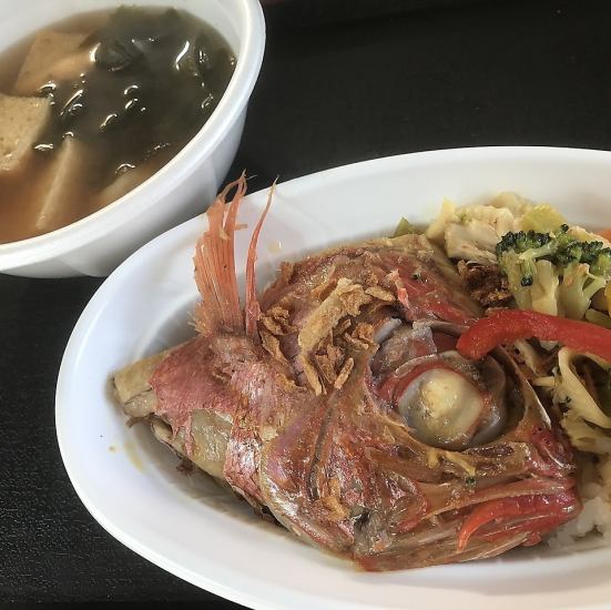 毎日メニューが変わる日替わりどんぶりとお汁のセットは大人気！