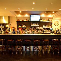 色とりどりのお酒がずらりと並んだカウンター席も完備しております！お食事やお酒をゆっくり楽しまれたい方にも、一緒に会話を楽しまれたい方にもオススメのお席となっております◎おひとり様でもぜひお気軽にお立ち寄りくださいませ！【女子会/合コン/宴会/歓送迎会/デート/記念日/誕生日/ディナー/貸切/二次会/飲み放題】