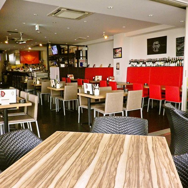 インテリアにもこだわり、スタイリッシュな雰囲気のおしゃれな店内。壁面に並ぶ赤いソファーがアクセントです☆グループでのご利用時にピッタリのテーブル席は、テーブル同士を繋げれば大人数でのご利用もOK！広々としたフロアは人数によってアレンジ可能です◎女子会や各種ご宴会などにもぜひお気軽にご利用ください！