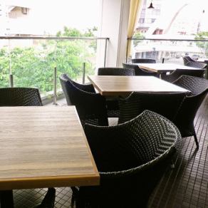 広々としたオープンテラス席も完備いたしました！開放的なくつろぎの空間で、いつものお食事とはちょっと違うひと時をお過ごしいただけます。【アフィーノ】がお届けする非日常空間で、こだわりのお料理とお酒をぜひお楽しみください。【女子会/合コン/宴会/歓送迎会/デート/記念日/誕生日/ディナー/貸切/二次会/飲み放題】