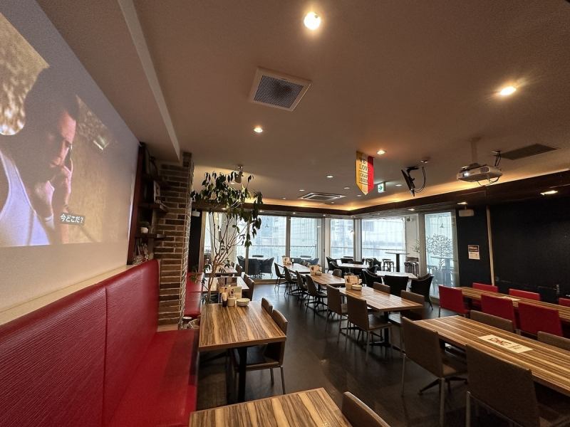 室內裝潢時尚，充滿時尚的氛圍。沿牆擺放的紅色沙發更是點睛之筆。桌椅座位非常適合團體用餐，而且可以連接起來容納更多人！寬敞的地板可依人數調整。無論是女生派對還是各種宴會，都請放心使用！