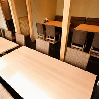 您可以在轻松的氛围中享用时令风味和美酒。主桌座位区共有 20 个座位。欢迎您下班后在本店用餐、与朋友小酌、举办各种宴会等。