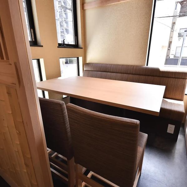 落ち着いた雰囲気の店内には大小複数タイプの個室のお部屋をご用意しております。気心の知れたご友人とのお食事や、大切な方との記念日のお祝い、お仕事での接待、会食に幅広くご利用いただけます。