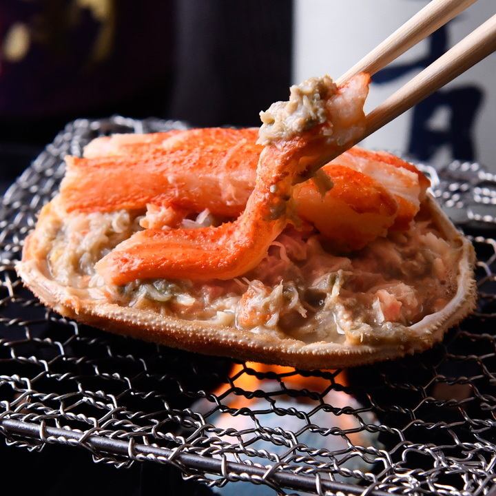 ズワイガニの甲羅焼きが人気です。“魚の王様”クエ、鰻料理も