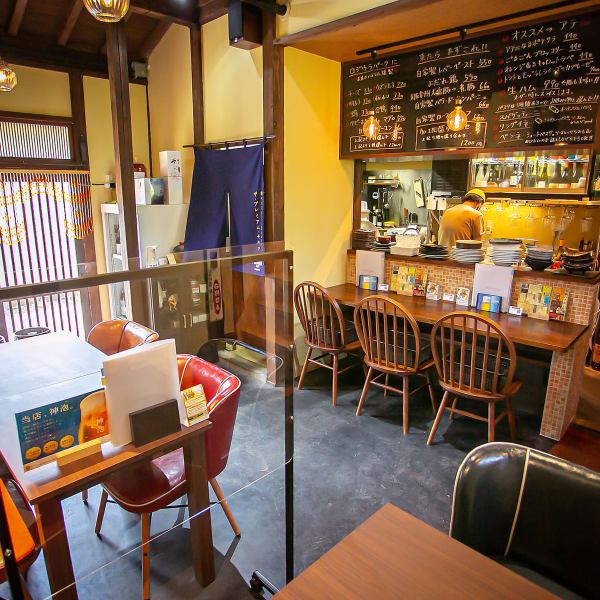 It is a stylish interior that has been renovated from an old folk house ♪ Enjoy your favorite sake and meals in a calm atmosphere based on wood!